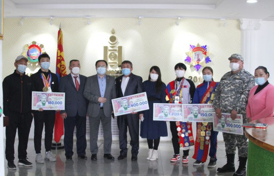 Хөвсгөл аймгийн Засаг дарга амжилт гаргасан тамирчдад хүндэтгэл үзүүллээ