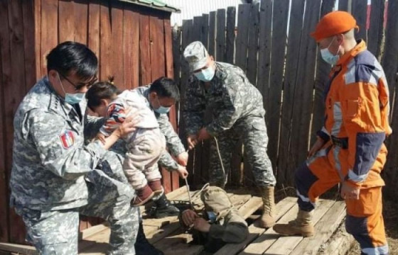 Нэг настай хүүхэд дөрвөн метр гүн нүхэн жорлонд унажээ