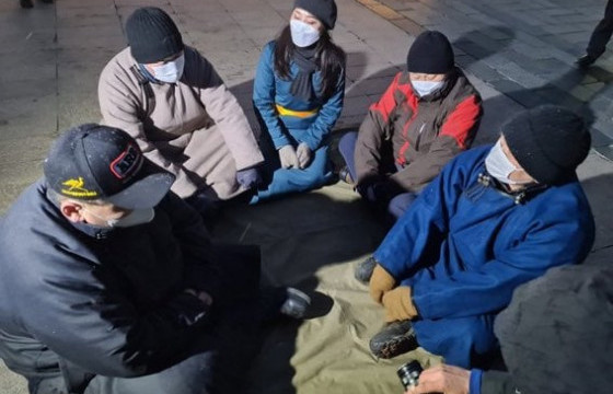 АН-ын бүлгийн гишүүд Төв талбайд суулт зарлаж байна