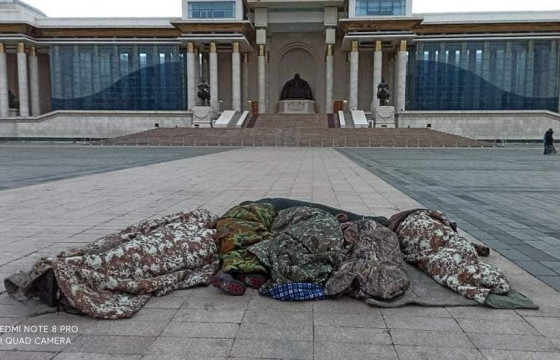 АН-ын бүлгийн долоон гишүүн өлсгөлөн зарлаж талбай дээр хонов