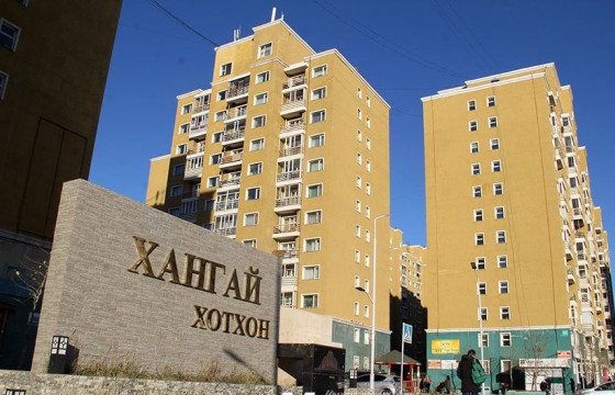 Хангай хотхоны дээвэр дээрээс хүн унаж, нас баржээ