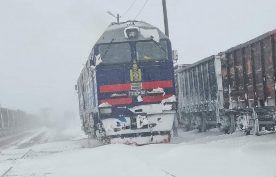Цасан шуурганы улмаас зогсоод байсан галт тэрэгний хөдөлгөөнийг нээлээ