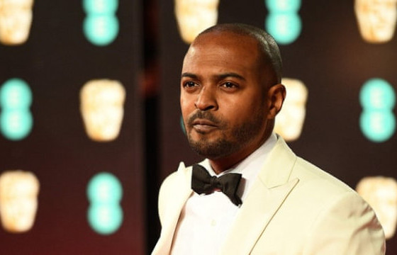 Ноэль Кларкийг “Доктор хэн” киноны зураг авалтын үеэр бэлгийн дарамт үзүүлсэн хэрэгт буруутгажээ