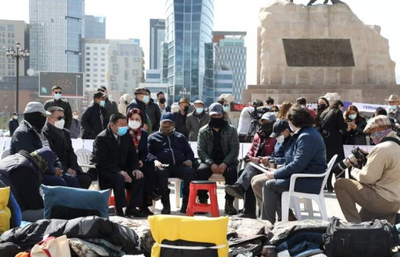 АН-ын бүлэг талбай дээр хуралдаж байна