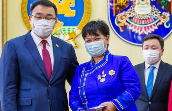 Зургаан сувилагчид түрээслээд өмчлөх орон сууцны батламж гардууллаа