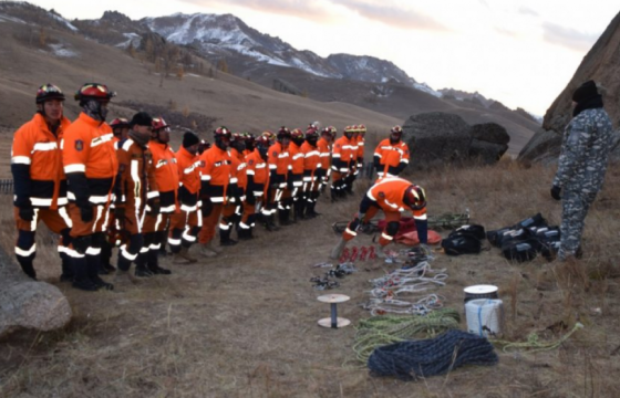 Богд ууланд бага насны хоёр хүүхэдтэй төөрсөн эмэгтэйг 
