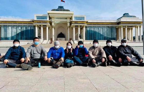 Өлсгөлөн зарласан гишүүд эмнэлэгт хэвтжээ