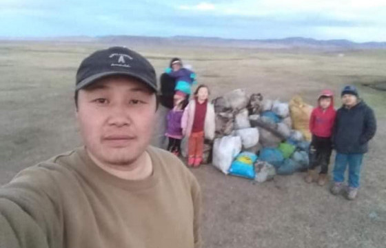 Д.Доржпалам: Урсгал нь зогссон голын хогийг гэр бүлээрээ цэвэрлэж, урсгалаа