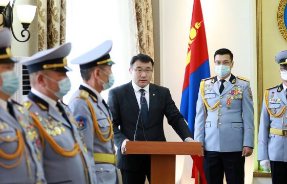 Нийслэл, дүүргийн Цэргийн штабын алба хаагчид төрийн одон медаль хүртлээ