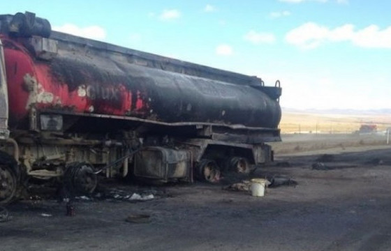 Бичигт боомт руу 60 тонн нефт ачиж явсан автомашин шатжээ