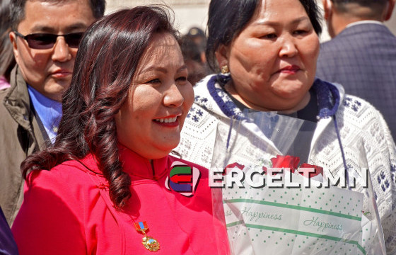 ФОТО АГШИН: Төрийн дээд одон, медалиар энгэрээ мялаасан эмч, сувилагчдын БАЯРТ МӨЧ