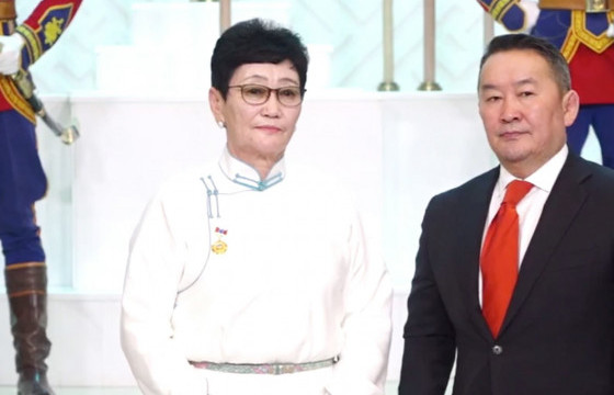 А.Амбасэлмаа гавьяат ажилтан цолоор энгэрээ мялаалаа