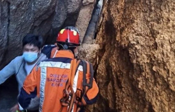 Мэлхий хаданд хавчуулагдсан иргэнийг аварчээ