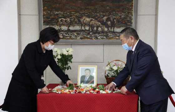 АН-ын гишүүд Г.Батхүү агсныг дурсан цэцэг өргөлөө