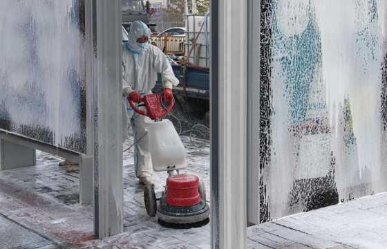 Автобусны буудлуудыг угааж, ариутгаж байна