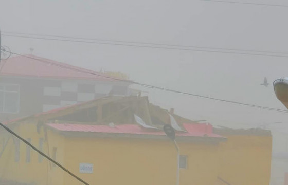 Говь-Алтай аймагт шороон шуурга шуурч, байшингийн дээвэр хуурч, гэр, хашаа нуржээ