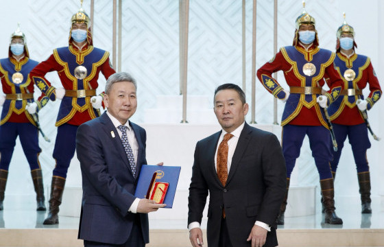 Ерөнхийлөгч Л.Болдыг дипломат цолоор шагналаа