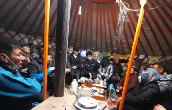 Шадар сайд С.Амарсайхан отроор яваа малчидтай уулзлаа