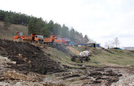 Сэлэнгэ аймгийн Ерөө сумын Ялбаг гэх газарт орхигдсон машин, техникийг татан авч талбайг чөлөөлжээ