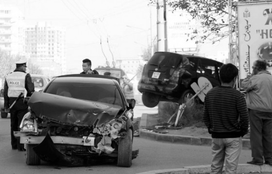 Зам тээврийн ослын улмаас таван хүн нас баржээ