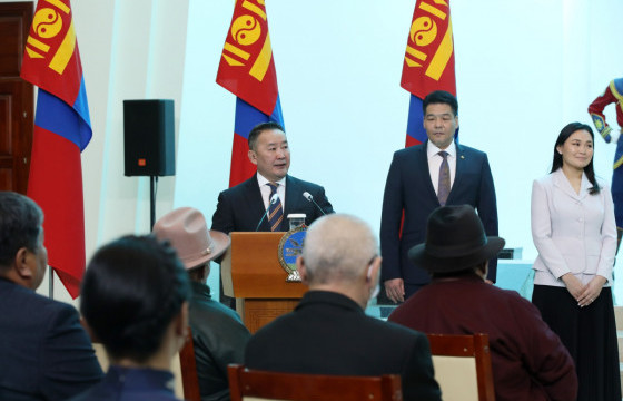 ФОТО: Монгол Улсын Ерөнхийлөгч Х.Баттулга төрийн дээд цол, одон, медаль гардууллаа