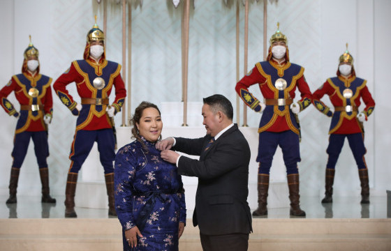 Э.БУРМАА: “Ганцаас газар дүүрлээ” гэж ээж минь ярьдаг болохоор зургаан хүүхэдтэй болсондоо их баярладаг