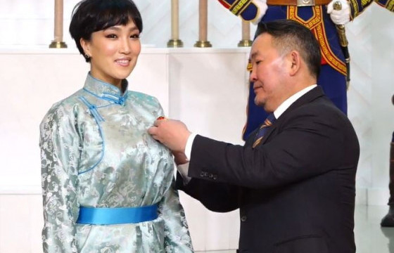 УДЭТ-ын жүжигчин СТА Н.Баярмаа Алдарт эхийн хоёрдугаар одонгоо гардан авлаа