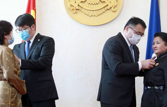 Төрийн дээд одон, медаль гардууллаа