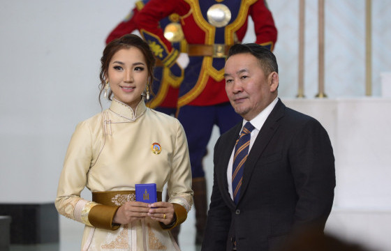 О.СЭЛЭНГЭ: Гурван ихэр охин төрүүлж, эрүүл саруул өсгөж буйгаа эмэгтэй хүн болж төрсний аз завшаан гэж боддог