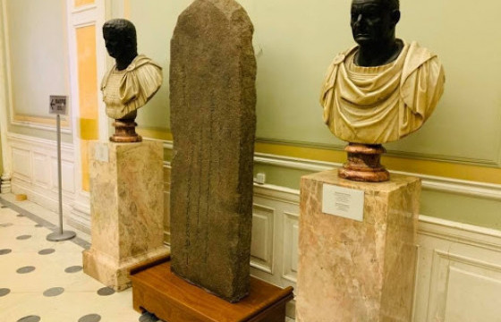 ОХУ-ын Эрмитаж музейгээс авсан Чингисийн чулууны бичиг, хөдөө орон нутгаас татан авсан гурван дурсгалыг түр хадгалж байна