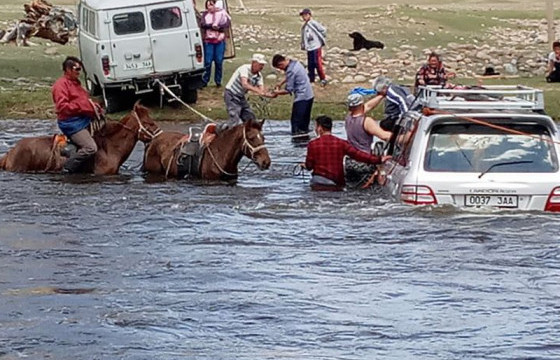 Онцгой байдлын алба хаагчид найман иргэний амийг аварчээ