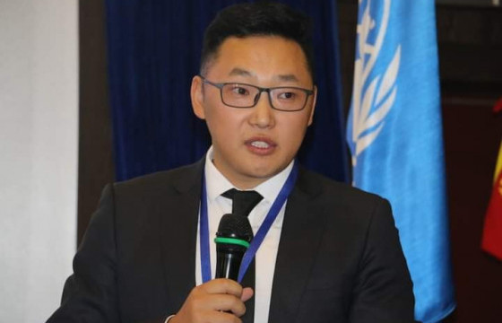 Сэтгүүлч С.Будрагчаагаас гэрчийн мэдүүлэг авахын тулд ЭЦА-ны алба хаагч хүчээр машинд суулган авч, явжээ