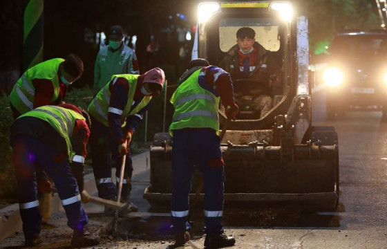 Авто замын нүхэн эвдрэлийг шөнийн цагаар засаж байна