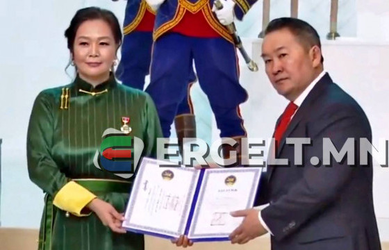 Манлай уяач Т.Энхбатын гэргий Э.Цолмон улсын Алдарт уяач боллоо