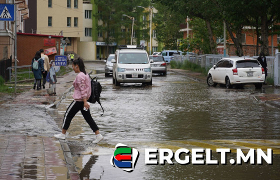 Ус зайлуулах хоолойгүй Улаанбаатарчууд үерийн усанд 