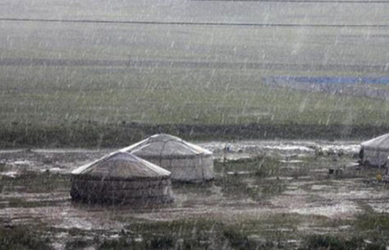 Таван ханатай гэр үерт урсжээ