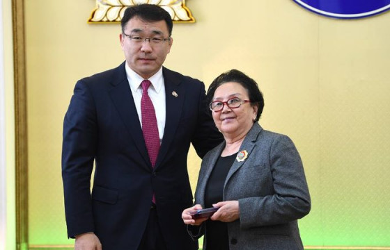 Хотын дарга төрийн дээд одон, медаль гардууллаа