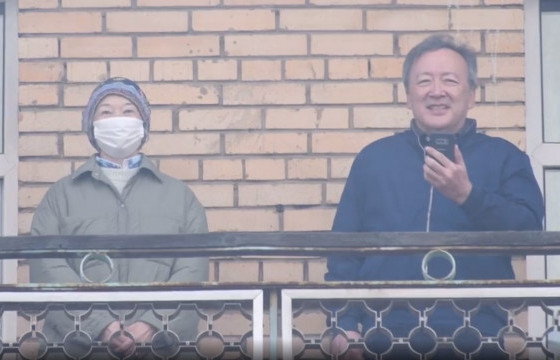 Д.Энхбат зөөврийн хайрцгаар саналаа өглөө