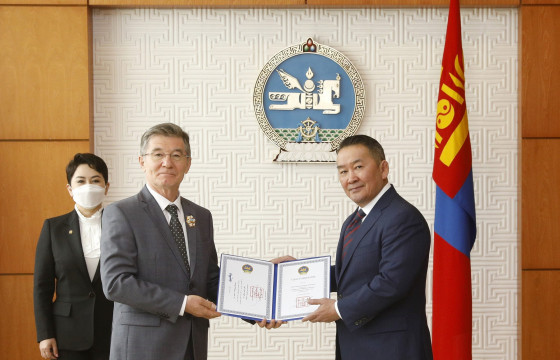 ОХУ-аас Монгол Улсад суугаа Онц бөгөөд Бүрэн эрхт Элчин сайд И.К.Азизовыг Алтан гадас одонгоор шагналаа