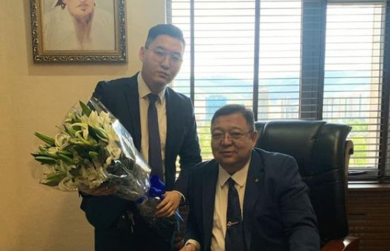 С.ЭРДЭНИЙН ХҮҮ ЭНХТӨГС: Санал хураалтын ширээн дээр суугаад ааваараа бахархлаа