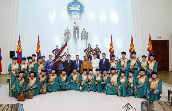 Үндэсний урлагийн их театрыг Сүхбаатарын одонгоор шагналаа