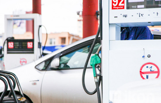 Импортлогч компаниуд шатахууны үнийг 600 төгрөгөөр нэмэх санал ирүүлсэн гэв