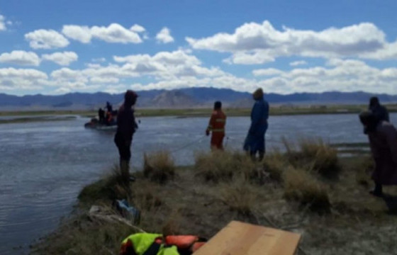 К.БАТЫТТАН: Зургаан сурагч Хар нуурын эргээс хөдлөхдөө ухарч, живсэн