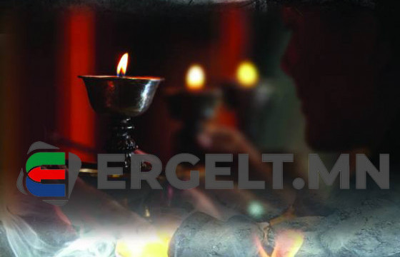 Бурхан болоочийнхоо өрхийг бүтээдэг монголчууд өөрсдийнхөө өрхийг бүтээж, өнгөрсөөр байна