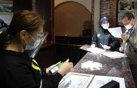 Үйлчлүүлэгчийн дархлаажуулалтад хамрагдсан гэрчилгээг шалгаагүй, халуун хэмжээгүй зэрэг зөрчлүүд илэрчээ