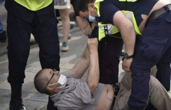 Зохиолч С.ТӨМӨР: Цагдаа нар намайг сандлаас унагаж, цохиж, эхнэр рүү минь халдсан