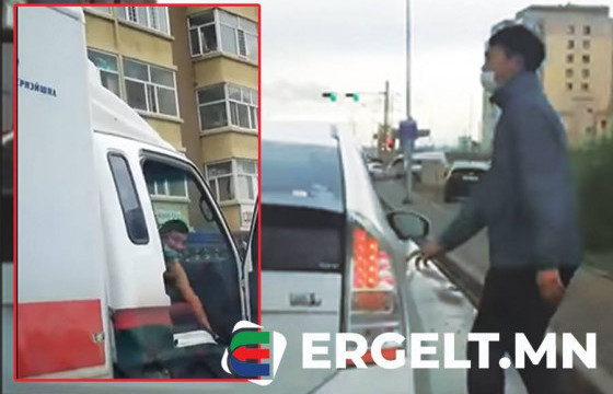 О.ЭРДЭНЭХИШИГ: “Приус-30” автомашины жолооч С нь борлуулалтын машиныг шахаж, ус цацаж, маргалдаж, улмаар зодоон үүссэн 