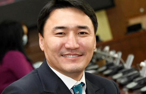 Ард түмэн өвчний өмнө сөхөрч, Ардын намын аархуу гишүүн Төрийн ордонд таахалзаж байна