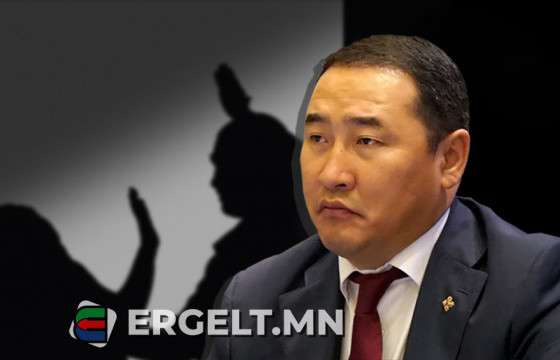 Дээдсийн өмнө өвдөг сөгдөж, дэргэдэх ханьдаа нударга зангиддаг Ж.Мөнхбат