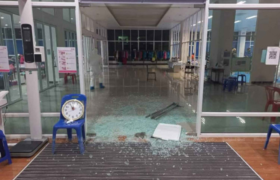 Коронавирусийн халдварын голомт руу зэвсэглэсэн этгээд дайрч, өвчтөнийг хөнөөжээ